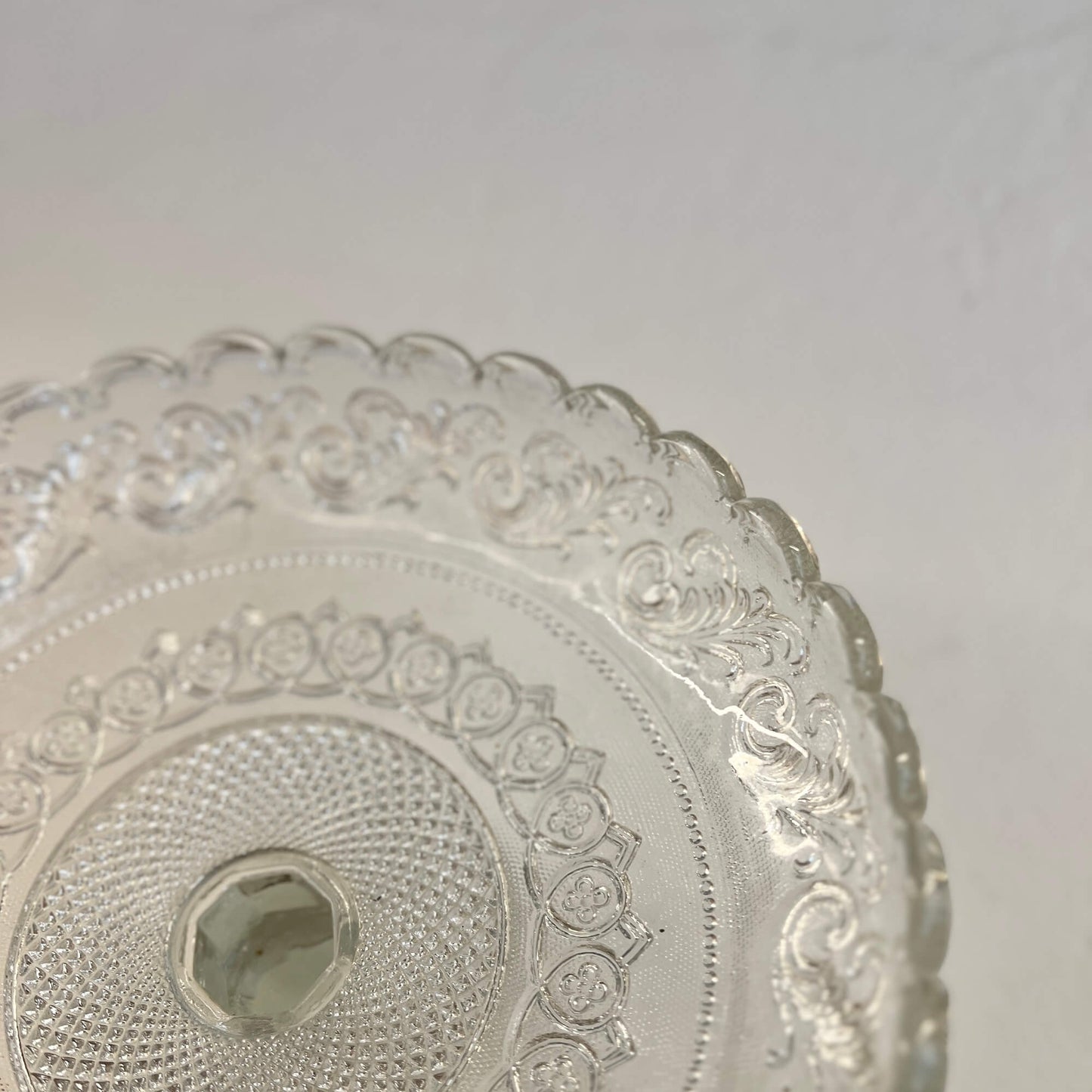 Glass Stand - Regal - Vintage