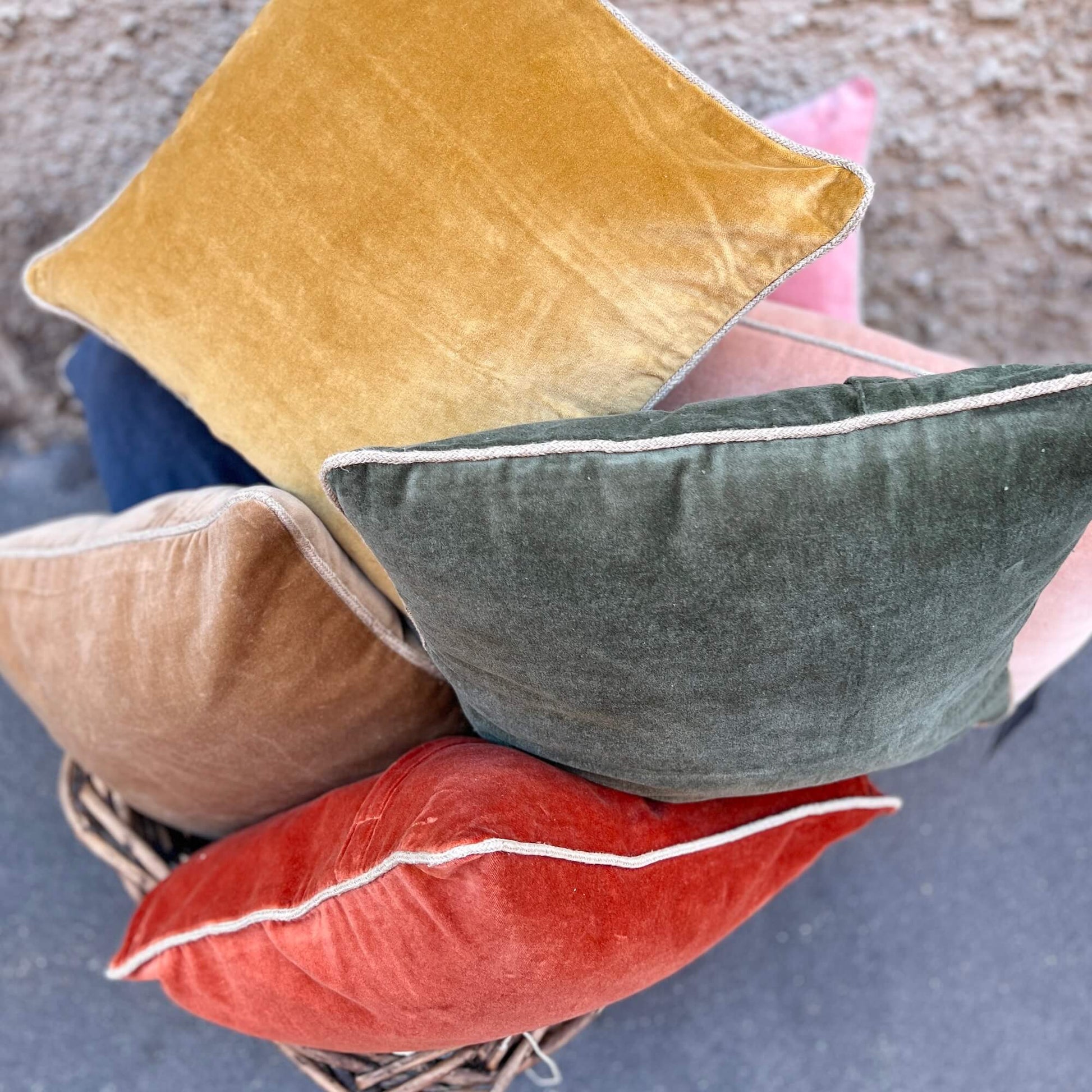 Dreams & Drapes Lodge - Cuscino imbottito in velluto, motivo: gufi del bosco, 43 x 43 cm, colore: Rosso Dreams & Drapes Lodge - Cuscino imbottito in velluto, motivo: gufi del bosco, 43 x 43 cm, colore: Rosso
